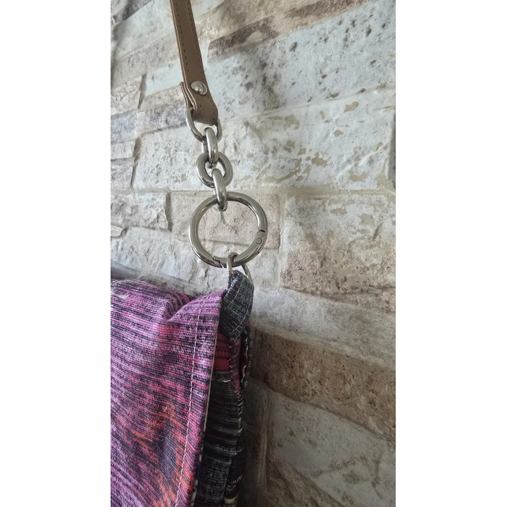 Bolso con solapa y flecos