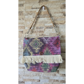 Bolso con solapa y flecos