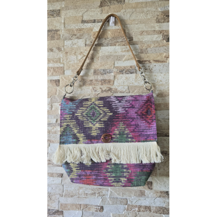 Bolso con solapa y flecos