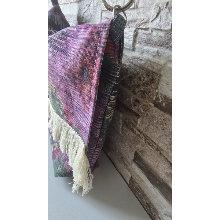 Bolso con solapa y flecos