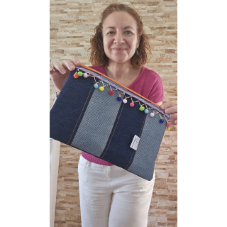 Clutch Denim con pompones