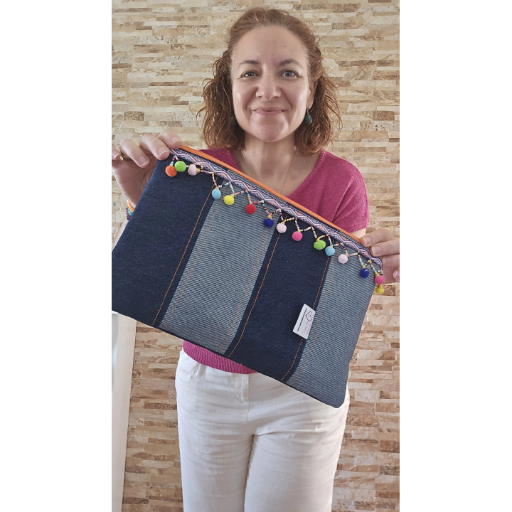 Clutch Denim con pompones