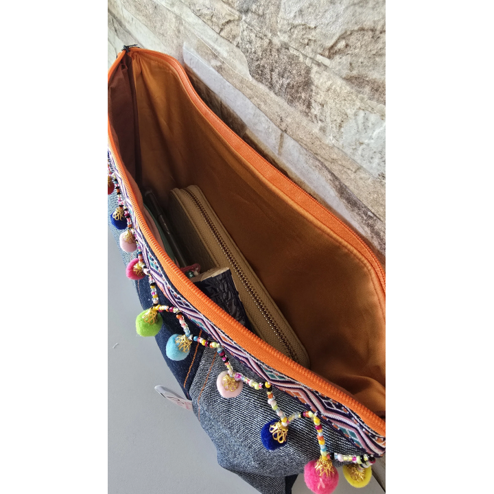 Clutch Denim con pompones