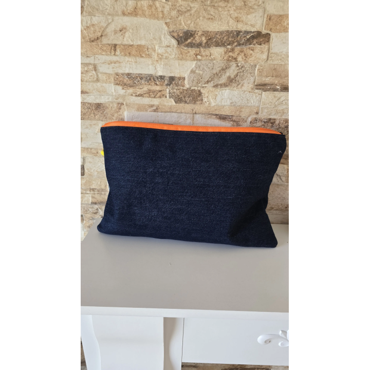 Clutch Denim con pompones