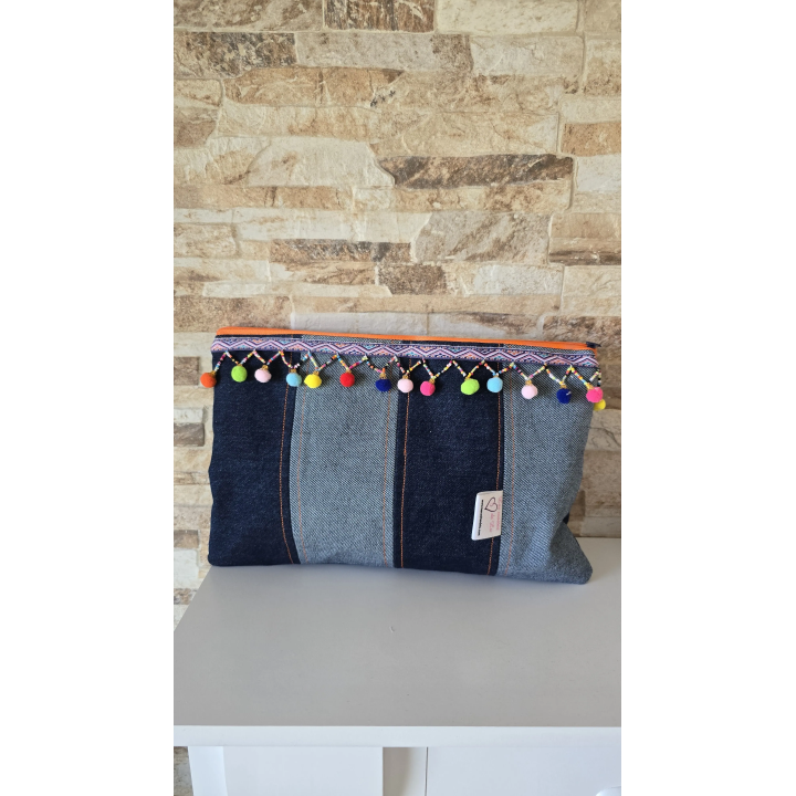 Clutch Denim con pompones