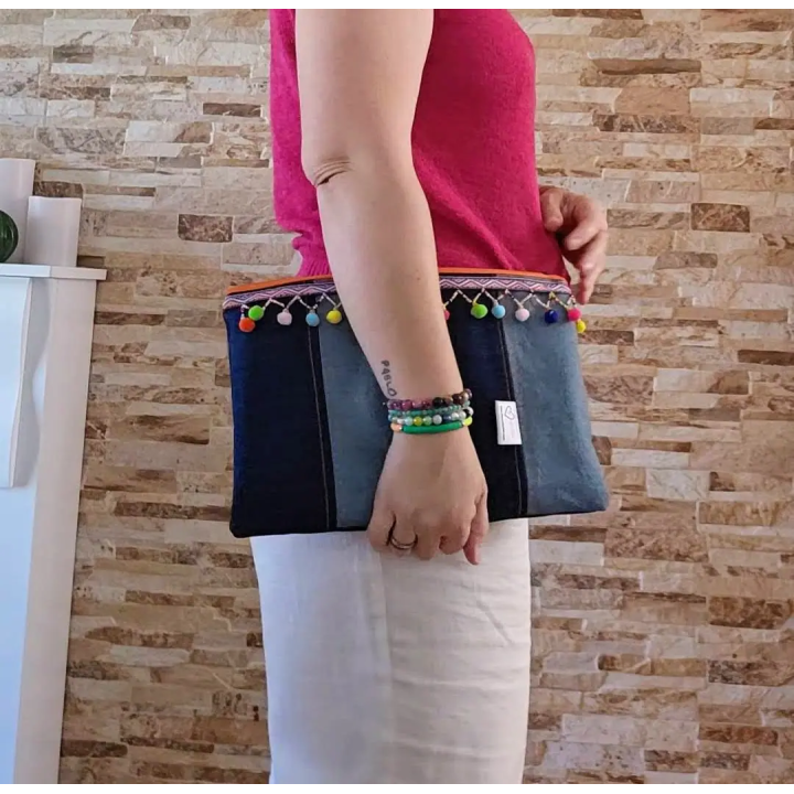 Clutch Denim con pompones