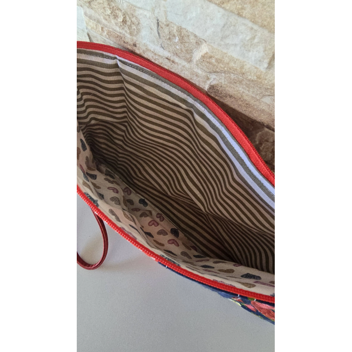 Clutch con estampado fresas