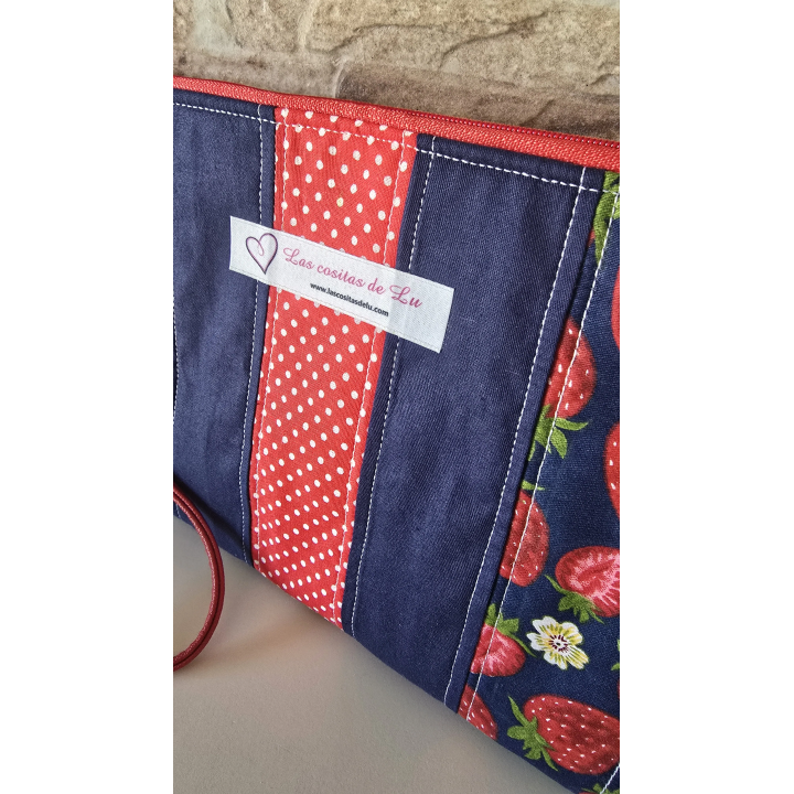 Clutch con estampado fresas
